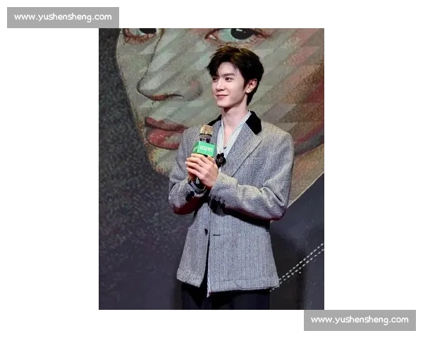 陈哲远泰国见面会 C 位登场，与高层合影尽显国际巨星风范